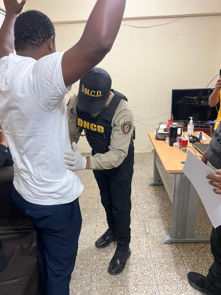 Felix Antonio Mateo Figuereo Apresan agente penitenciario por intentar ingresar drogas a cárcel en Mao