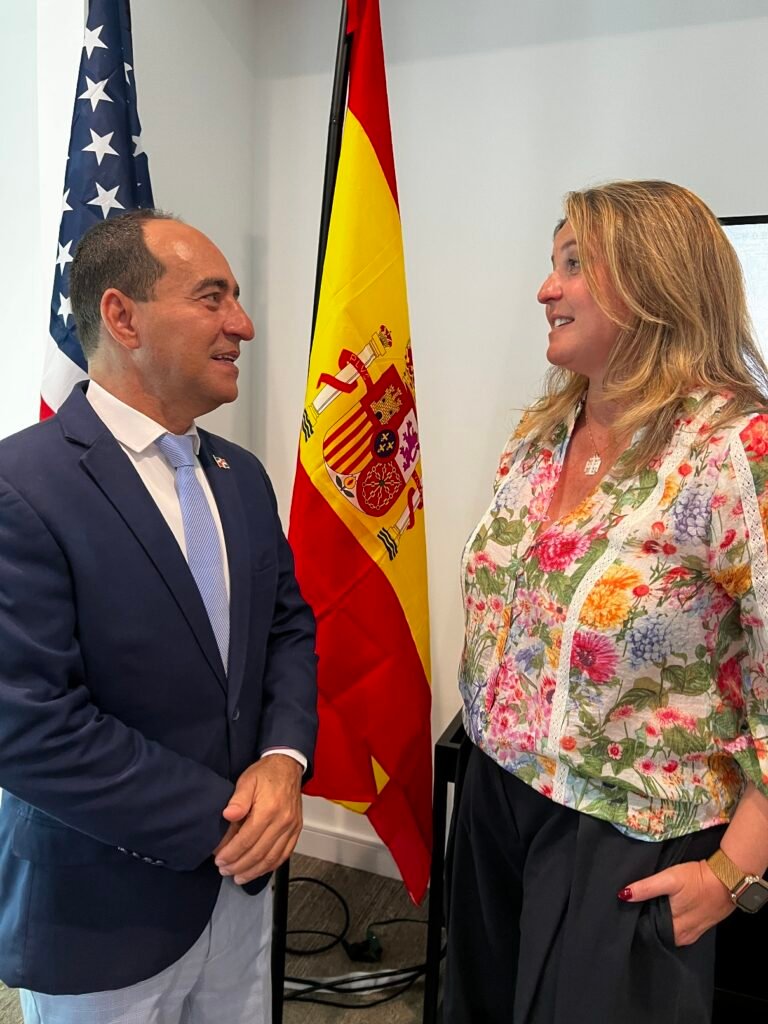 Gilberto Minaya y Angie Moreno Consulado RD fortalece desarrollo de la diáspora en FL: Promueve cultura, turismo y educación