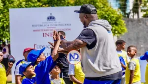 INEFI y la NFL hacen historia: Byron Matos lidera clínica de Flag Football para cientos de estudiantes dominicanos