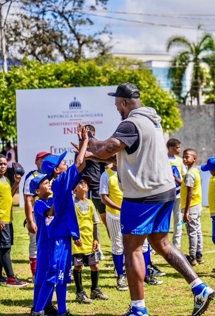 INEFI y NFL INEFI y la NFL hacen historia: Byron Matos lidera clínica de Flag Football para cientos de estudiantes dominicanos