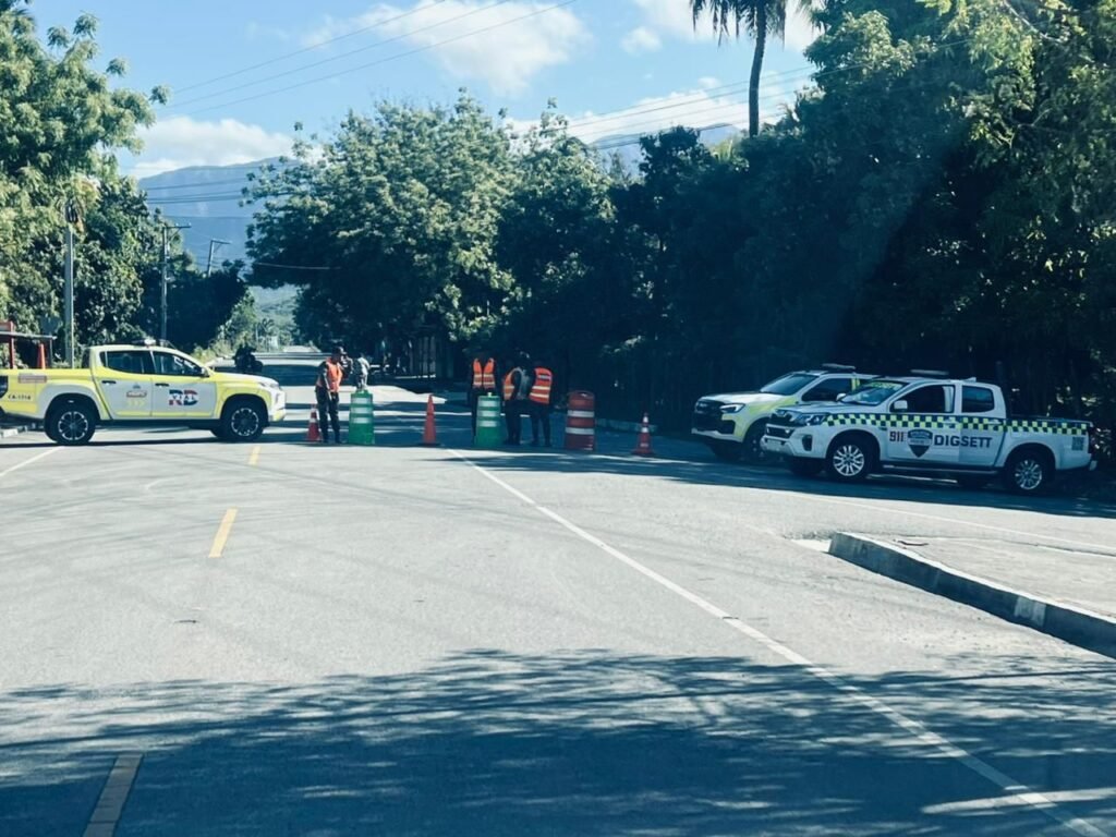 Intervencion de Digesett tras derrumbe en via hacia Ocoa Digesett informa cierre parcial por derrumbe en vía hacia San José de Ocoa y establece rutas alternas