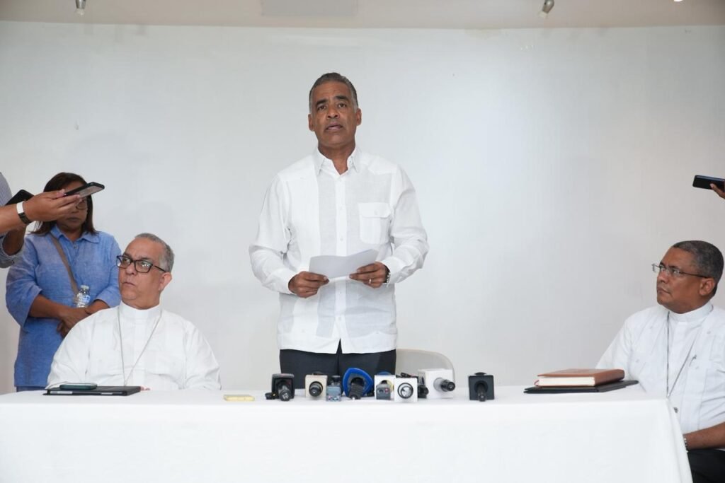 JOEL SANTOS 23 Ministro de Energía y Minas insiste no existe plan de explotación en cordillera Septentrional