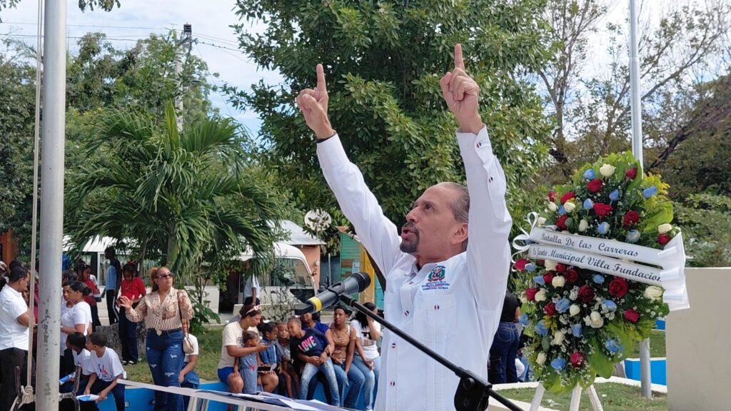 Juan Pablo Uribe durante su discurso Efemérides Patrias encabeza acto por aniversario de la Batalla de Las Carreras en Peravia