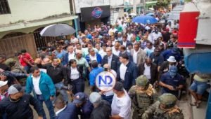 Abinader recorre Alcarrizos, promete asistencia a afectados