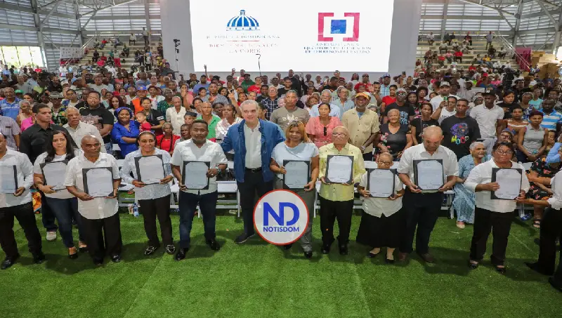 Abinader entrega 2,000 títulos de propiedad en Los Guandules