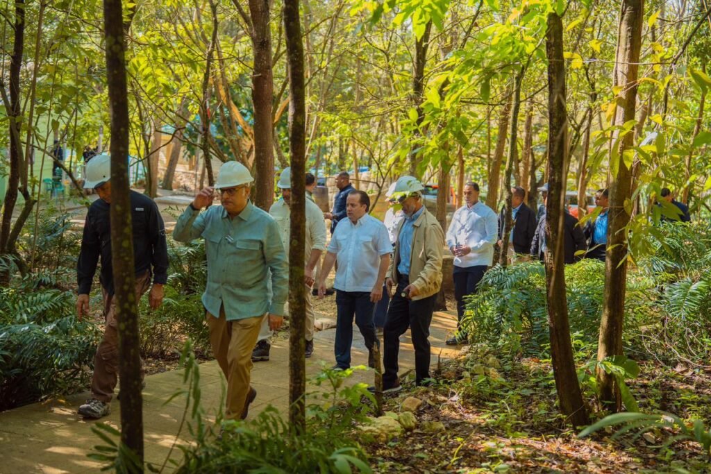 Luis Abinader Y OTROS FUNCIONARIOS 7 Gobierno presenta Plan de Ordenamiento Territorial de San Cristóbal; revitaliza Cuevas del Pomier