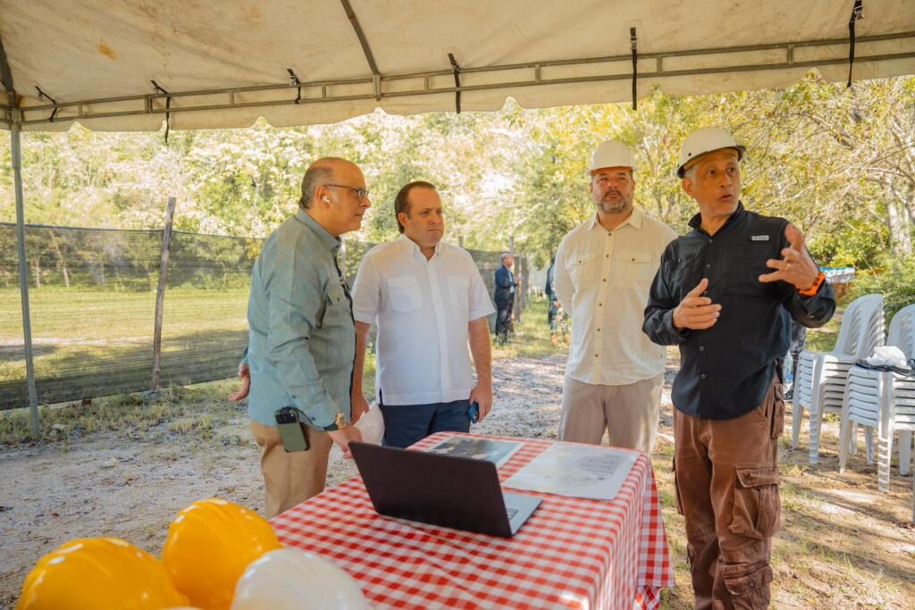 Luis Abinader Y OTROS FUNCIONARIOS 8 Gobierno presenta Plan de Ordenamiento Territorial de San Cristóbal; revitaliza Cuevas del Pomier