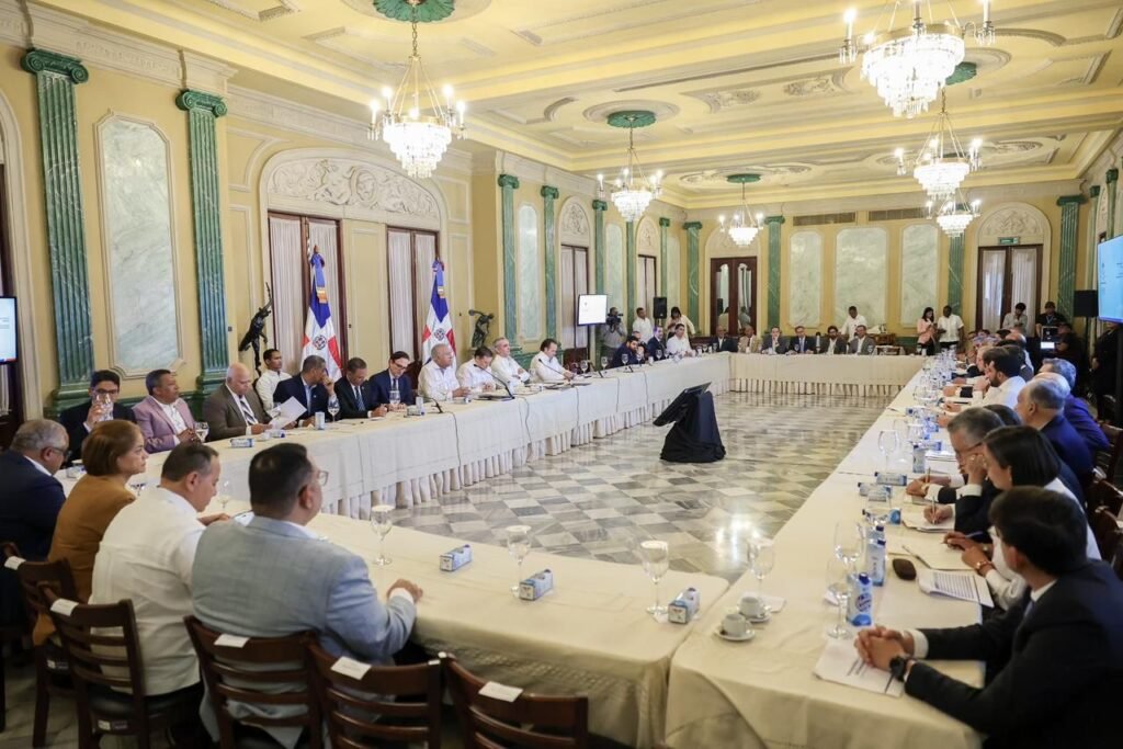 Luis Abinader Y productivos en el Palacio Nacional Gobierno no aumentará esta semana precios combustibles