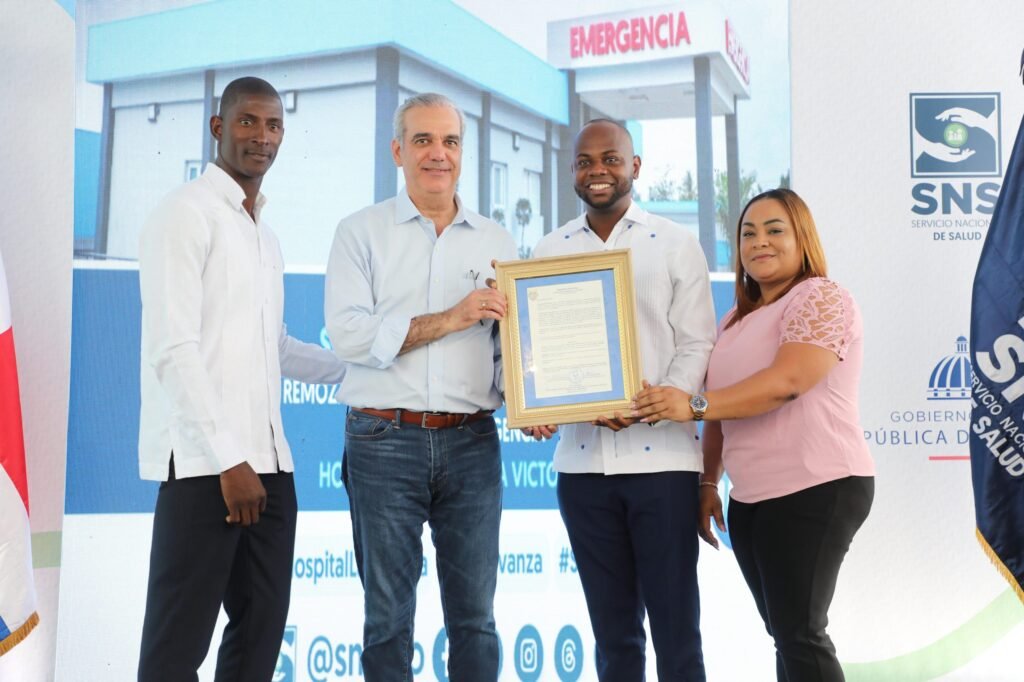Luis Abinader en el Hospital La Victoria Abinader deja en funcionamiento nueva emergencia del Hospital La Victoria con inversión de RD$75 millones