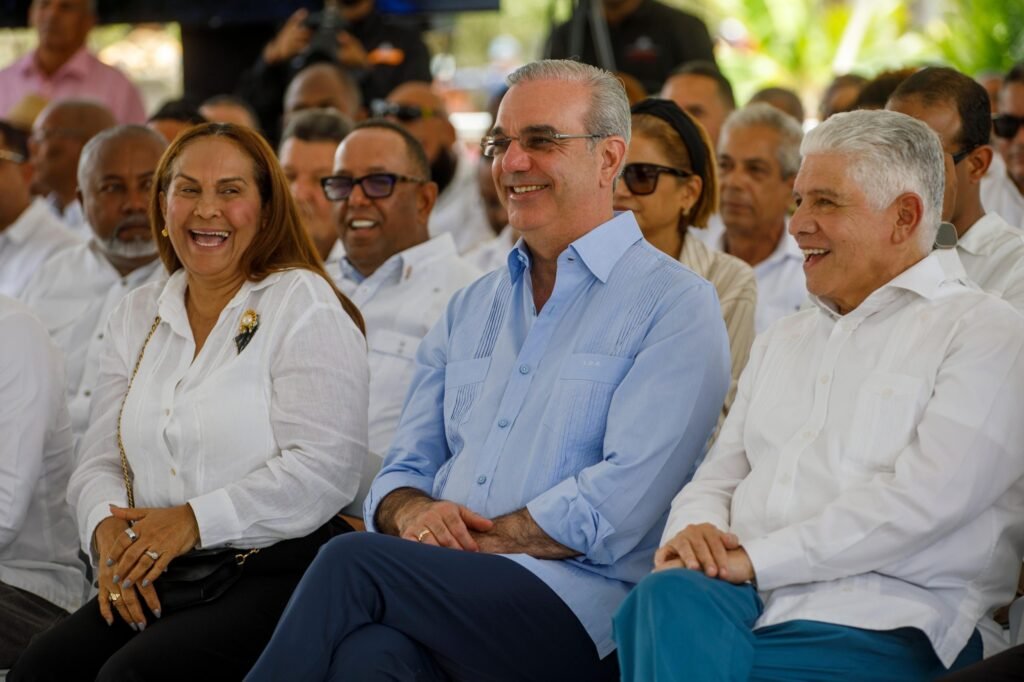 Luis Abinader junto Y Eduardo Estrella Abinader inaugura circuito vial Bajo Yuna que conecta provincias Duarte y María Trinidad Sánchez