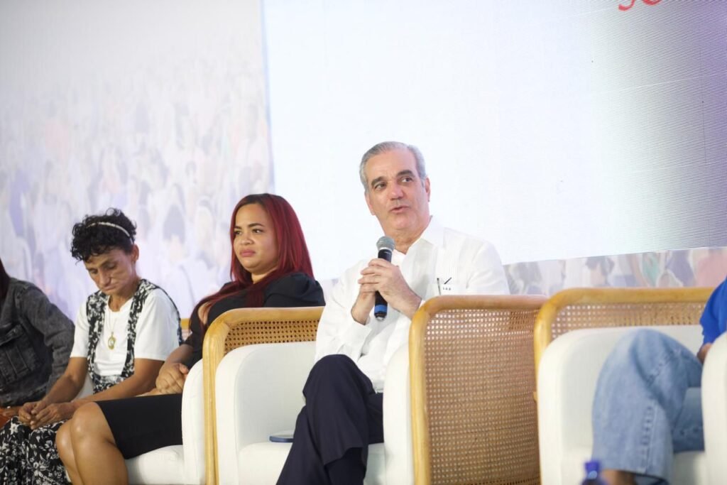 Luis Abinader junto a beneficiarios de Superate y personalidades Abinader escucha a 6,000 familias y reafirma su apoyo a Supérate