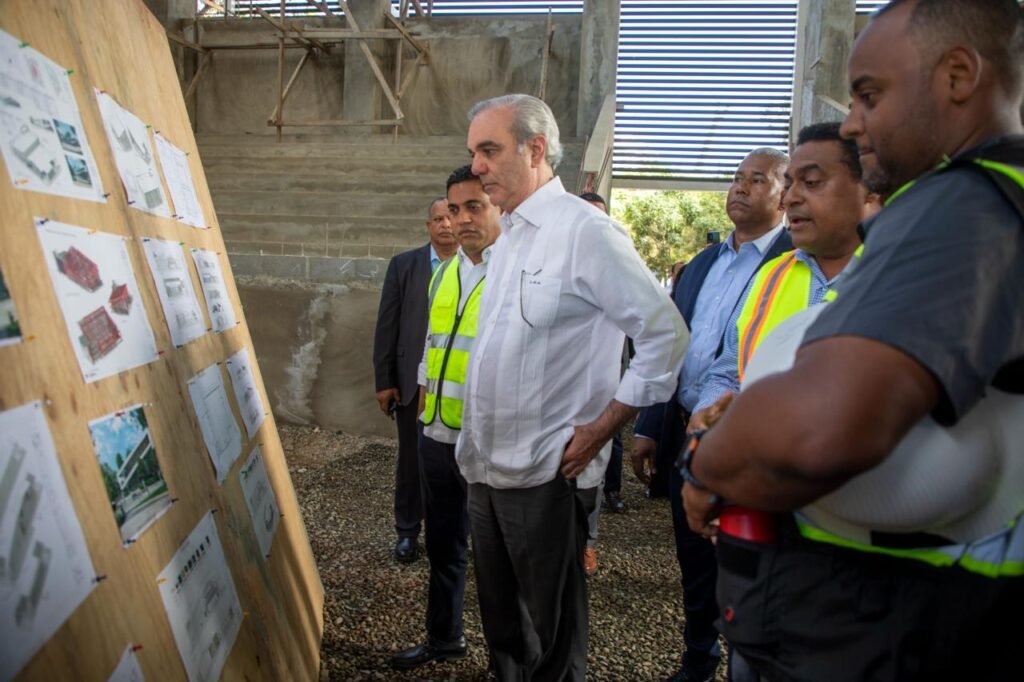 Abinader dice RD estará lista para competiciones del más alto nivel en Juegos SD 2026 3 Luis Abinader observa al supervisar las obras Abinader dice RD estará lista para competiciones del más alto nivel en Juegos SD 2026