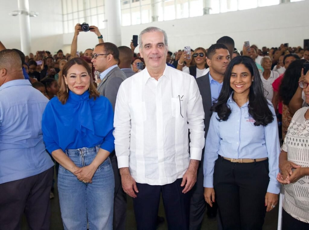 Mayra Jimenez y Luis Abinader junto a personalidades Abinader escucha a 6,000 familias y reafirma su apoyo a Supérate