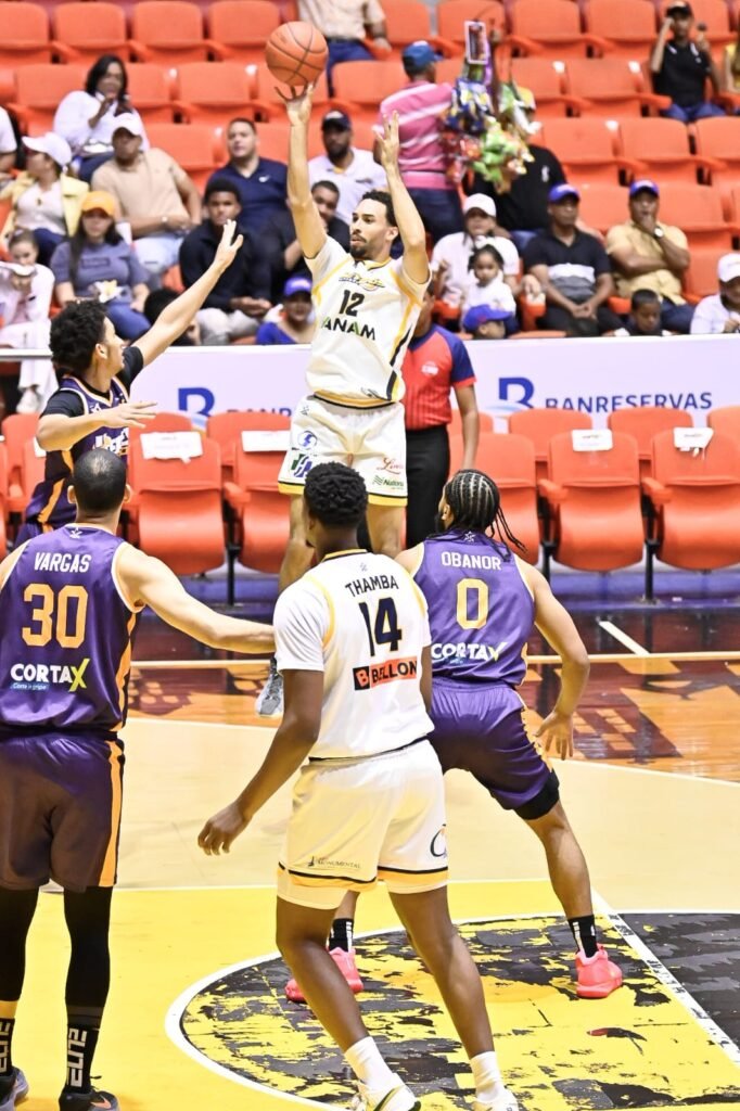 Metros de Santiago Y Heroes de Moca 2 Metros de Santiago vencen a Héroes de Moca y extienden su invicto en la LNB