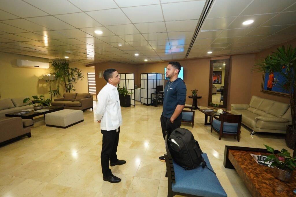 Miguel Reyes Y Joel Richards Garcia 2 Mirex logra retorno al país de dominicano que se encontraba varado en Vietnam