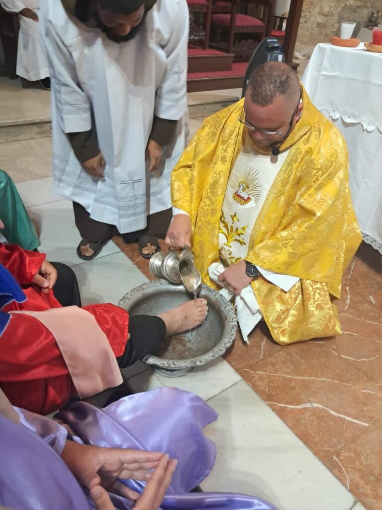 Misa de lavatorio de los pies 1 Sacerdote Frankelis Rodríguez resalta valor del servicio durante misa del lavatorio de los pies