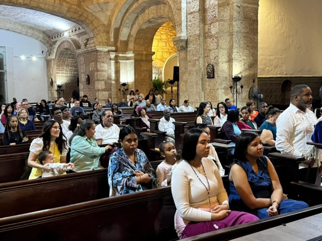 Misa de lavatorio de los pies 3 Sacerdote Frankelis Rodríguez resalta valor del servicio durante misa del lavatorio de los pies