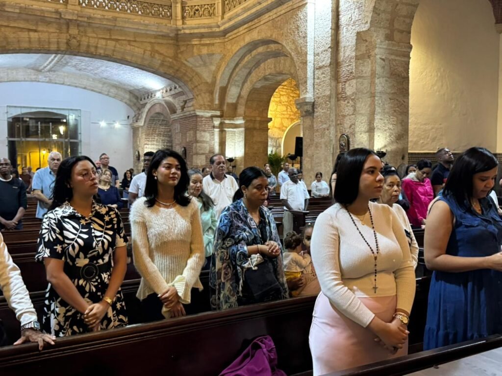 Misa de lavatorio de los pies 4 Sacerdote Frankelis Rodríguez resalta valor del servicio durante misa del lavatorio de los pies