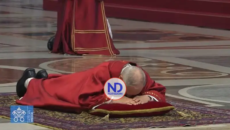 León XIV reza tendido en el suelo de la basílica vaticana por la Pasión de Cristo