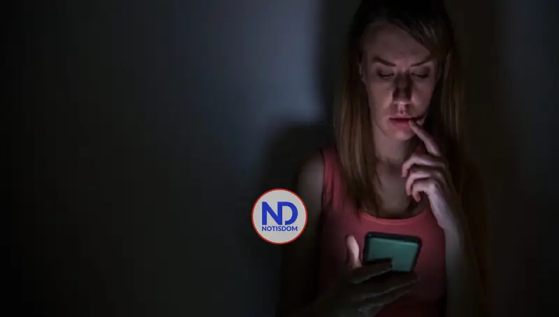 Mujeres descubren apps de espionaje