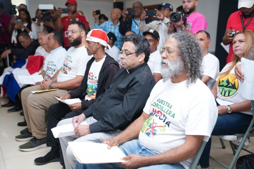 Padre Nino Ramos junto a otros ambientalistas Ministro de Energía y Minas insiste no existe plan de explotación en cordillera Septentrional