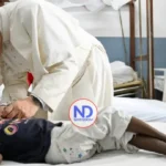 La caricia del papa a los niños enfermos del hospital camerunés de San Pablo de Duala