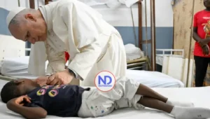 La caricia del papa a los niños enfermos del hospital camerunés de San Pablo de Duala