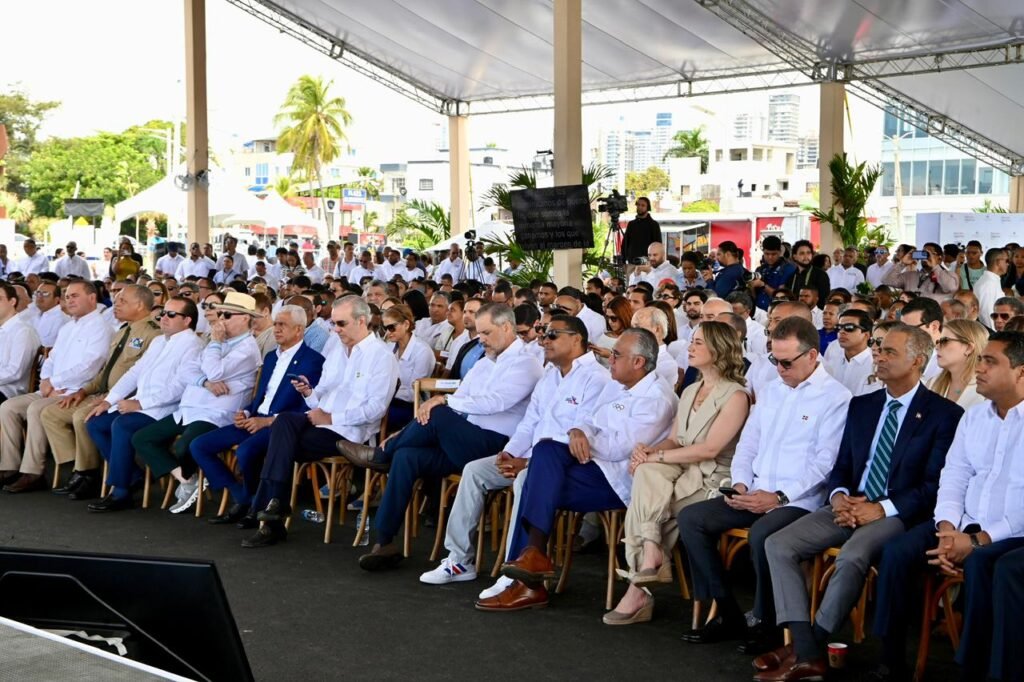 Participantes de inauguracion Presidente Abinader y alcaldesa Carolina Mejía inauguran Malecón Deportivo