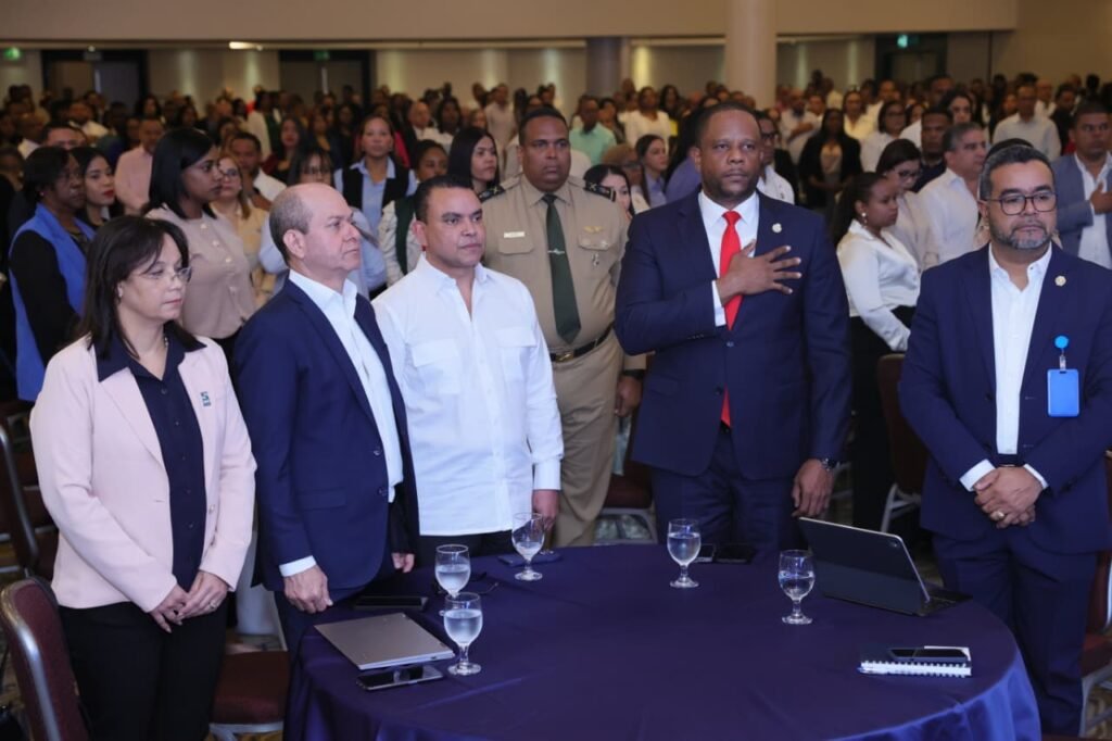 Principales lideres de la red de salud Instalan seis hospitales móviles en Puerto Plata para asistir a afectados por las inundaciones