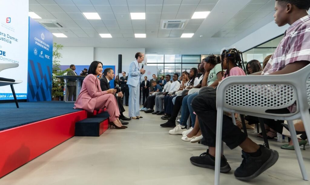 RAQUEL ARBAJE CON ADOLESENTES Primera Dama y presidente de la SCJ dialogan con niños y adolescentes sobre el futuro de la justicia 