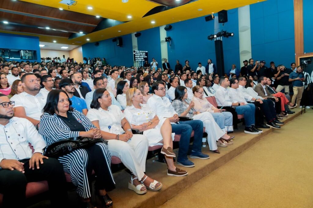 Raquel Pena en graduacion 1 Gobierno entrega 8,000 becas Generación STEAM a jóvenes del Cibao para formación en áreas tecnológicas