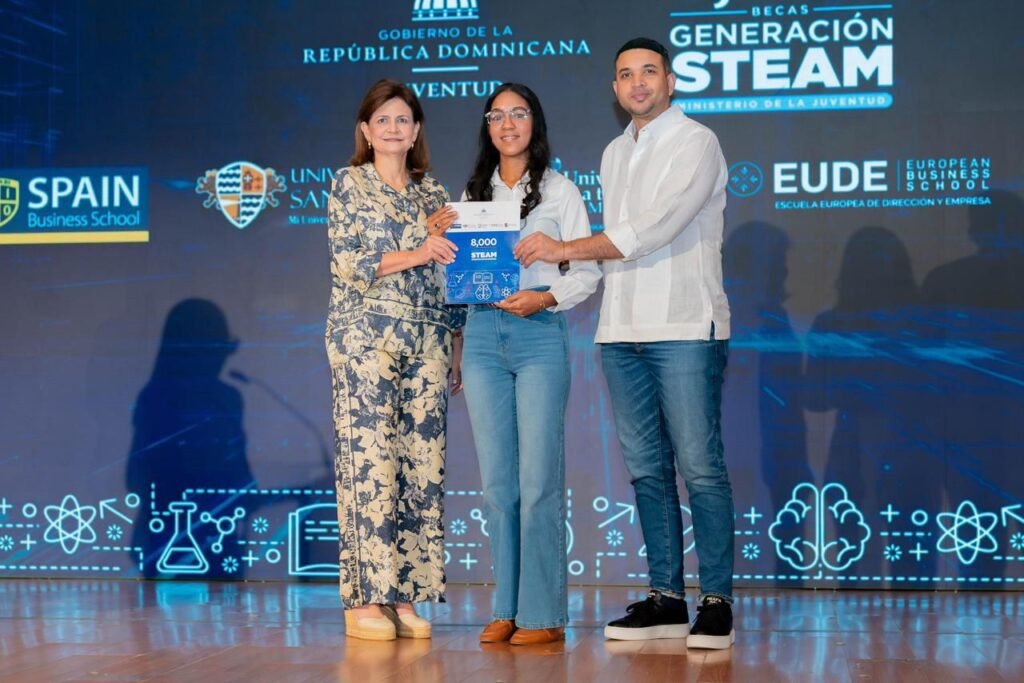 Raquel Pena en graduacion Gobierno entrega 8,000 becas Generación STEAM a jóvenes del Cibao para formación en áreas tecnológicas
