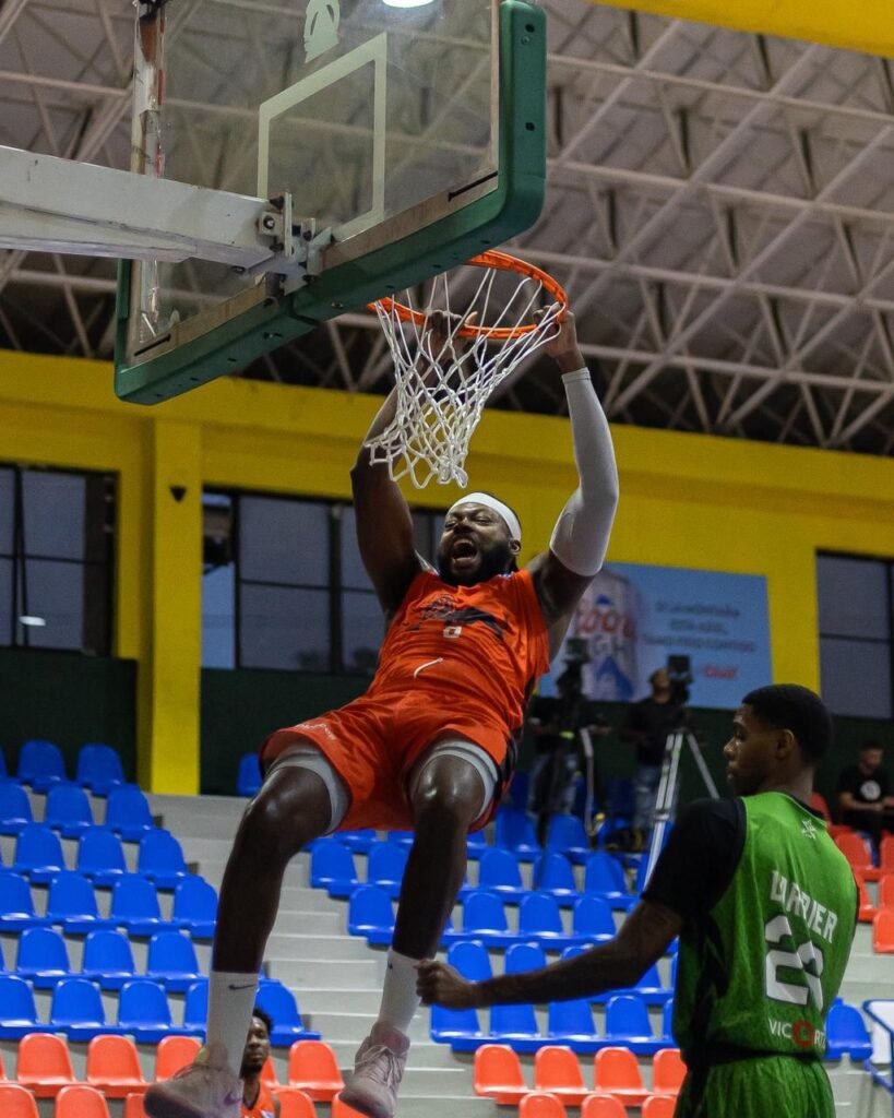 Reggie Quezada Leones consiguen primera victoria con 34 puntos de Reggie Quezada