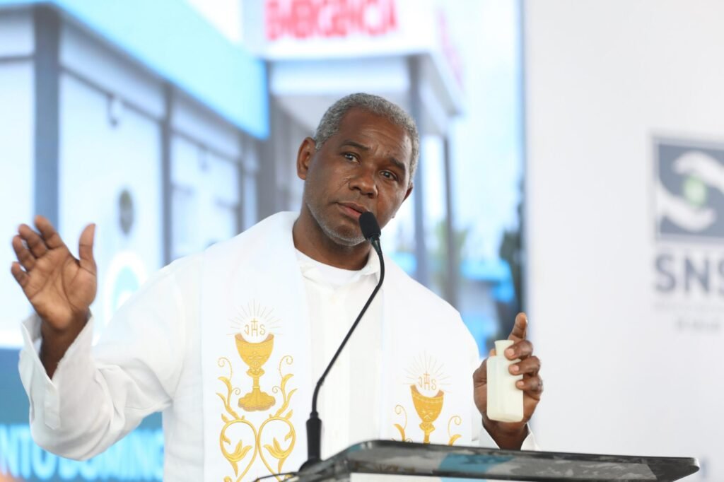 Sacerdote en el Hospital La Victoria Abinader deja en funcionamiento nueva emergencia del Hospital La Victoria con inversión de RD$75 millones