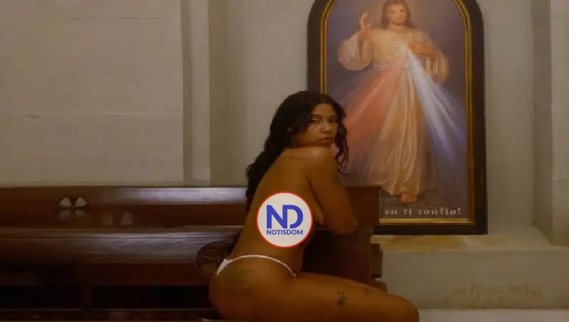 Rapera dominicana Tokischa arma lío en basílica de España