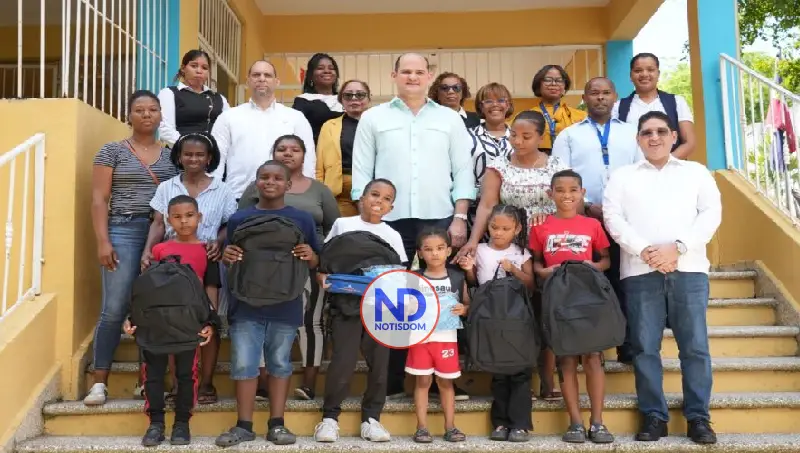 Entregan útiles a estudiantes afectados por lluvias