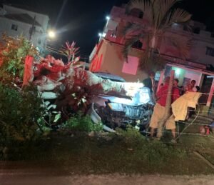 Profesora impacta su vehículo contra un árbol en Hato Mayor y resulta ilesa
