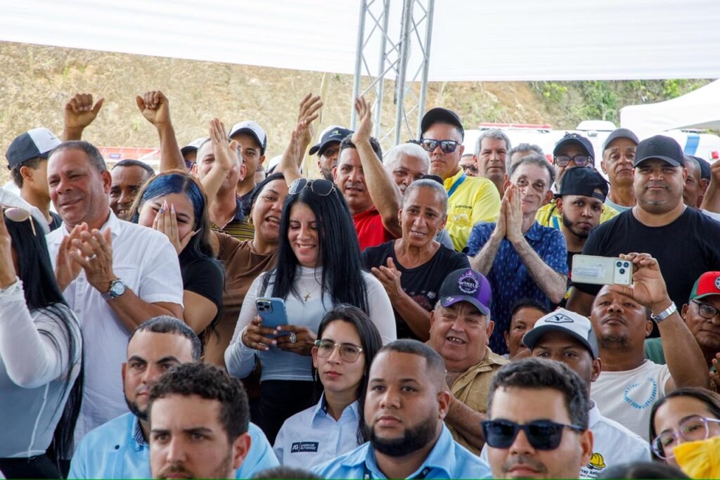 comunidades del distrito municipal de Tavera Abinader inaugura carretera Tavera–Jarabacoa en La Vega