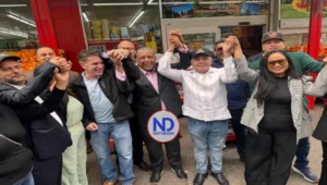 Espaillat alerta sobre recortes a cupones y Medicaid; recibe respaldo de bodegueros en Nueva York