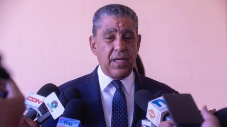Adriano Espaillat 3 EEUU comienza a condicionar la entrega de tarjeta de residencia