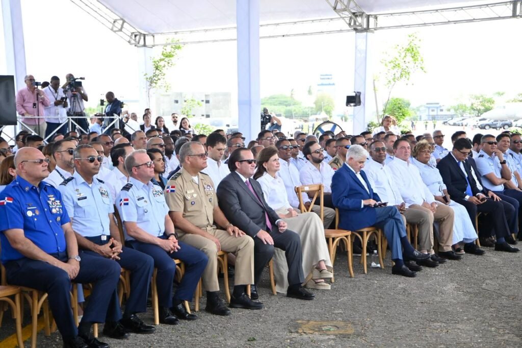 Autoridades durante inauguracion de Torre de control y sistema de balizamiento de pista en la Base Aerea de San Isidro IDAC, DA y FARD inauguran torre de control y sistema de balizamiento de pista en la Base Aérea de San Isidro