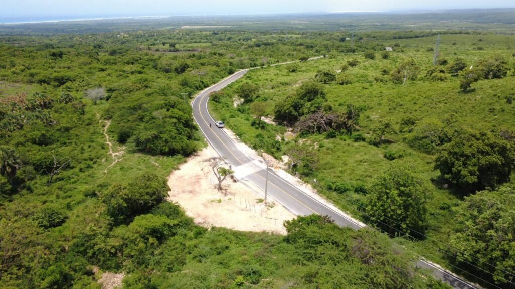 Abinader inaugura carretera Enriquillo–El Higüero en Barahona que impactará a 300 mil habitantes 6 Carretera Enriquillo–El Higuero en Barahona 3 Abinader inaugura carretera Enriquillo–El Higüero en Barahona que impactará a 300 mil habitantes