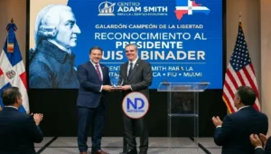 Abinader recibió en Miami un reconocimiento de universidad