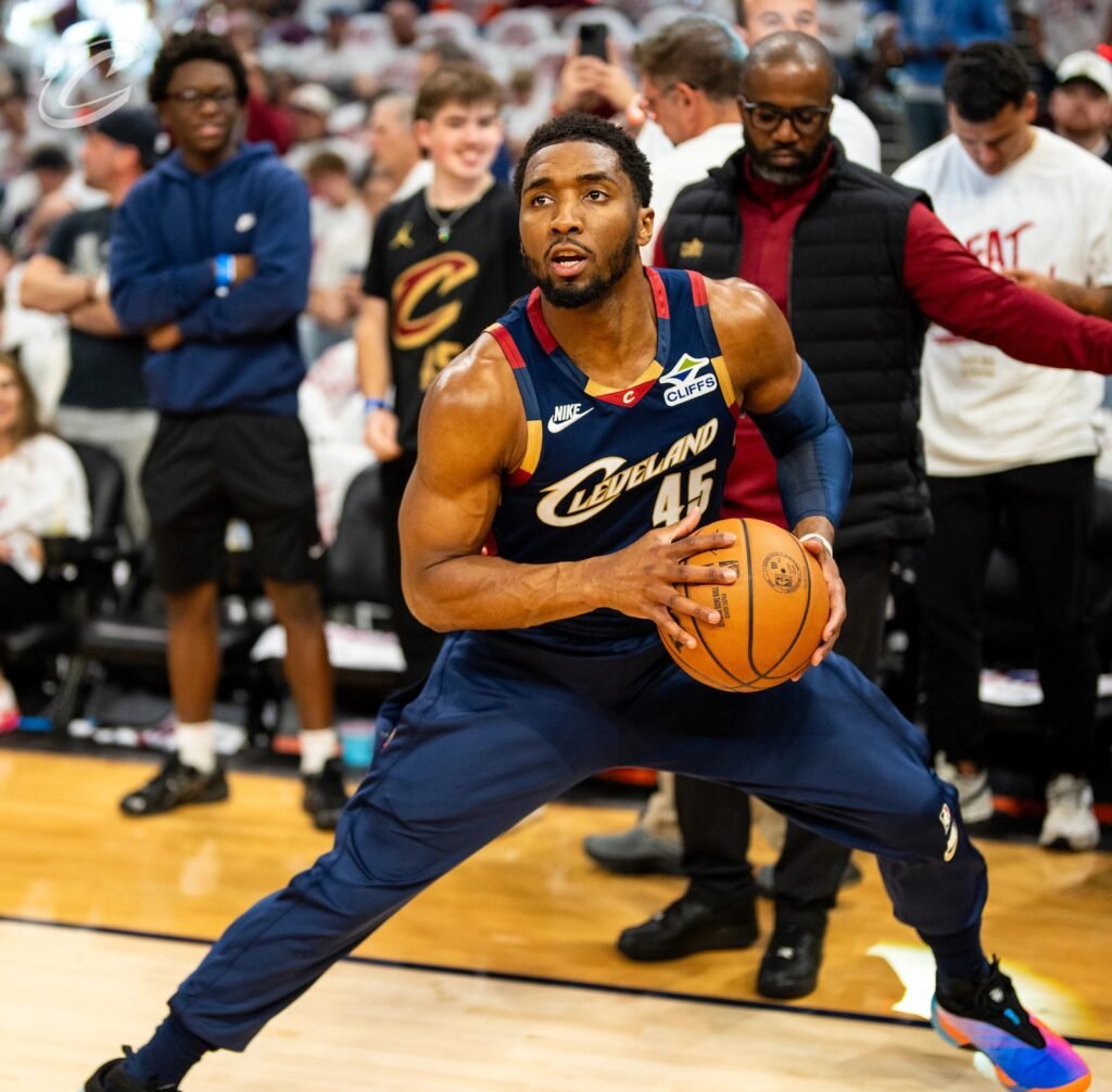 Donovan Mitchell Donovan Mitchell se puso la capa y los Cavaliers igualaron su serie ante Pistons
