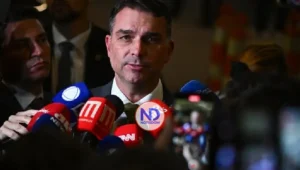 Flávio Bolsonaro pide a la Justicia retirar del aire un sondeo en el que pierde 6 puntos