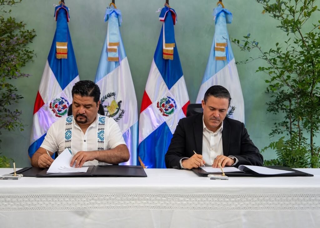 Jean Luis Rodriguez y directorLeonel Alberto Molina Cabrera 1 Apordom y Comisión Portuaria de Guatemala firman acuerdo para fortalecer la cooperación 