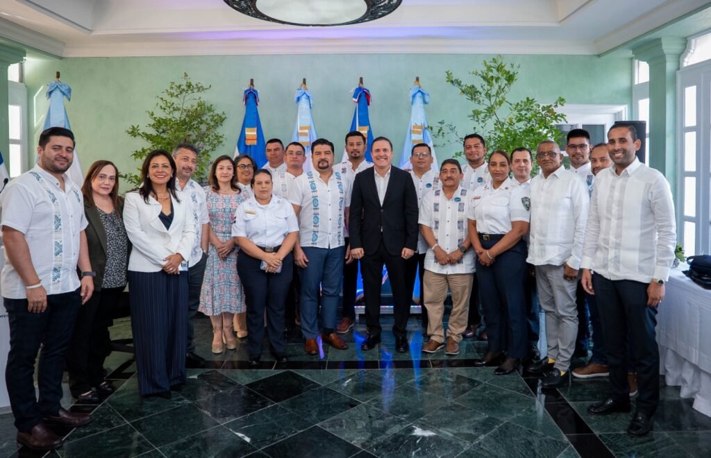 Jean Luis Rodriguez y directorLeonel Alberto Molina Cabrera 2 Apordom y Comisión Portuaria de Guatemala firman acuerdo para fortalecer la cooperación 