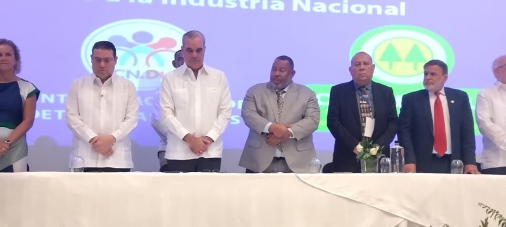 LUIS ABINADER 179 Abinader llama al consenso y unidad de sectores para enfrentar efectos crisis en Medio Oriente 
