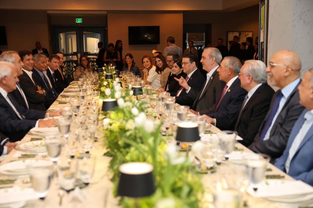 LUIS ABINADER EN PANAMA Abinader sostiene encuentro con líderes empresariales panameños para ampliar oportunidades de inversión