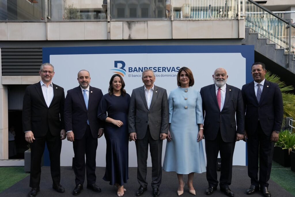 Leonardo Aguilera junto a personalidades Banreservas ofrece cóctel para fortalecer vínculos con los dominicanos en España